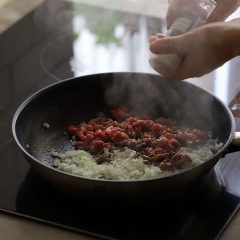 Hành tây băm nhỏ. Đun nóng 2 muỗng canh dầu ăn trong chảo, cho hành tây vào đảo đêu cho thơm Sau đó thêm thịt bò băm vào đảo đều 2-3 phút. Nêm 1/4 muỗng cà phê tiêu và 1/4 muỗng cà phê muối, đảo đều tắt bếp. Sau đó cho hỗn hơp xào vào khoai tây trộn cho quyện đều.