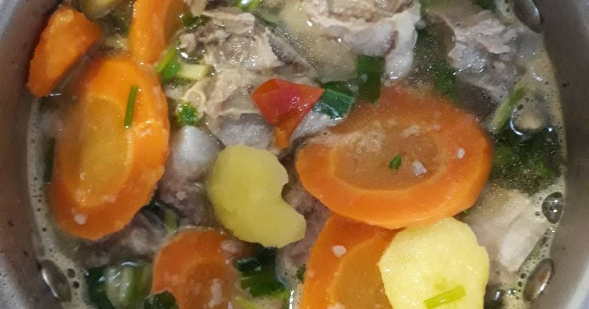 Canh sườn nấu khoai tây, cà rốt