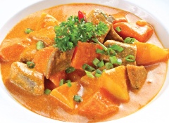 Cho món ăn ra đĩa, rắc một ít hành lá để món ăn thêm hấp dẫn hơn. Sản phẩm hoàn thành rồi đấy, hãy thưởng thức ngay nhé.