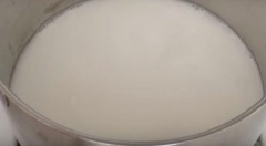 Đổ nước vào nồi đun sôi. Thêm nước cốt dừa vào khuấy đều, đun sôi. Thêm đường vào nấu lửa vừa khuấy cho đến khi đường tan. Thêm mít xé nhỏ vào nấu lửa nhỏ trong 15 phút.