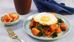 Vậy là chỉ với 15 phút thôi các bạn đã có ngay dĩa mì Hàn Quốc xào xúc xích rong biển vừa ngon vừa đủ dinh dưỡng đó. Để món ăn thêm bắt mắt và béo ngậy hơn, các bạn có thể chiên thêm quả trứng nữa nhé. Những lúc bận rộn công việc thì các bạn cũng đừng nên bỏ bữa ăn nhé, vào bếp làm ngay món này thôi.