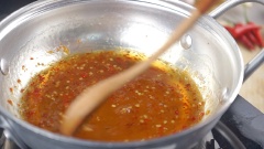Nấu sôi 4 muỗng canh đường và 5 muỗng canh nước mắm đến khi sôi, thêm 1 muỗng cà phê ớt xay vào và tắt lửa. Làm nóng dầu rồi cho 50gr hành lá vào là ta đã có chén mỡ hành thơm ngon.