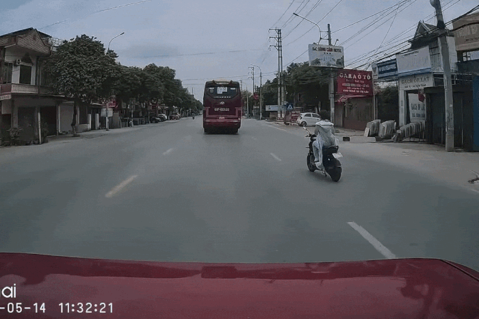 Clip: Tránh xe điện đi ẩu, ô tô đâm trực diện xe khác - Báo Tiền Phong