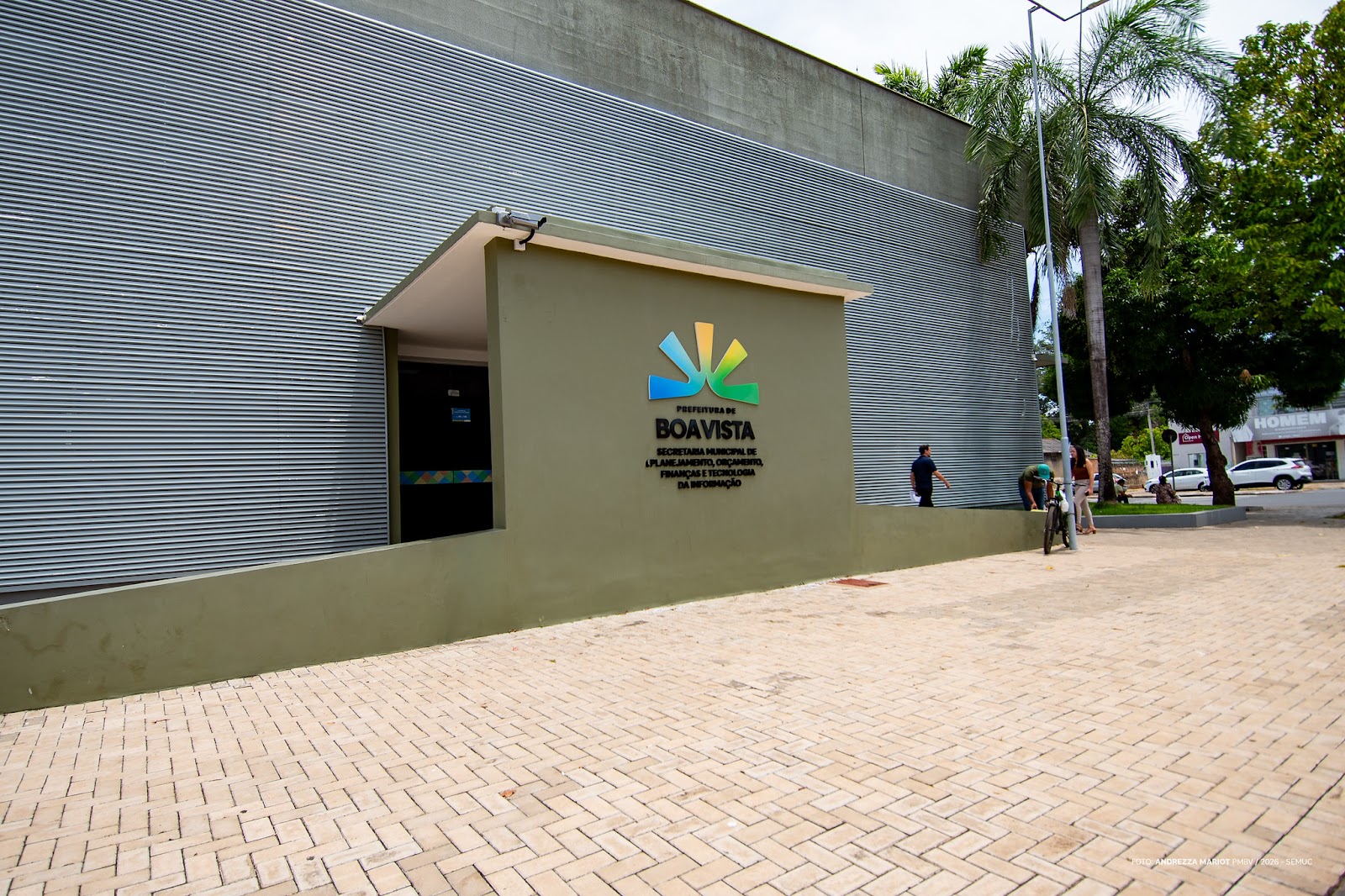 Servidor público auxiliando contribuinte com informações sobre o Refis Boa Vista