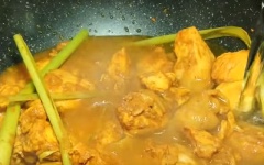 Phi thơm sả băm còn lại, sả cắt khúc trong chảo với 2 muỗng canh dầu ăn. Cho thịt gà vào, đảo đều.