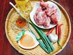 Sườn heo mua về rửa sạch rồi thấm khô rồi chặt thanh những miếng nhỏ vừa ăn. Hành lá thái nhỏ, tỏi băm nhỏ, ớt sừng thái lát mỏng.