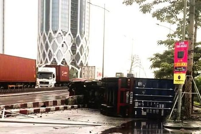 Xe container lật trên cầu vượt Lê Hồng Phong, giao thông ùn tắc kéo dài - Báo Sức Khỏe &amp; Đời Sống