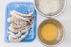 Làm sạch tôm, bỏ phần chỉ trên. Làm khô tôm bằng khăn giấy sau đó rắc muối và hạt tiêu ở 2 bề mặt tôm. Chuẩn bị 3 bát: 1 bát trứng đã khuấy, 1 bát bột mì và 1 bát dừa nạo.
