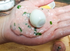 Thoa dầu ăn vào tay rồi vê giò ra lòng bàn tay, cho trứng cút lên trên rồi khéo léo vê lại cho tròn sao cho giò bọc quanh trứng cút.