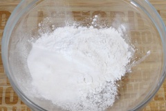 Trộn đều 1/2 chén bột gạo với 1 muỗng canh bột khoai tây, 1.5 muỗng canh đường và 1/2 muỗng cà phê muối. Sau đó thêm 60ml nước lọc và 60ml nước cốt dừa vào khuấy đều cho tan. Đánh tan trứng gà rồi thêm vào khuấy đều thành hỗn hợp đồng nhất.