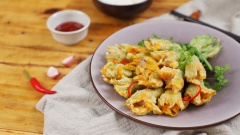 Thành phẩm: Bông bí chiên vàng giòn chấm với tương ớt, tương cà hoặc mayonaise. Có thể ăn chơi hoặc dùng với cơm đều ngon.
