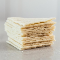 Nếu bạn dùng bánh mì tortilla đông lạnh thì rã đông và thấm khô trước nhé. Cắt nhỏ bánh mì. Chuẩn bị 1 cái rây nướng. Bắc chảo dầu lên bếp và đun sôi, thả bánh mì vào chiên cho chín vàng rồi vớt ra để lên rây cho ráo dầu.