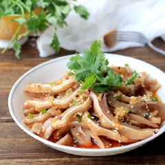 Rưới đều hỗn hợp trộn gỏi lên tai heo đã cắt, trộn đều lên. Bày trí ra đĩa, rắc ít hành lá và ngò rí là có thể dùng. Gỏi tai heo chua cay, nhai giòn sần sật thật thích miệng. Món gỏi này làm đơn giản lại ngon, thích hợp cho các bữa cơm hoặc tiệc. Ngoài ra, làm mồi nhấm bia rượu đều tuyệt.