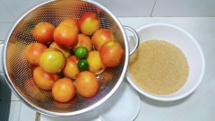 Sơ chế đào: Đào mua về rửa sạch, bổ cau làm 4 hoặc 6 miếng ngâm trong nước muối pha loãng để tránh bị thâm. Gọt sạch vỏ và tránh bị nát.