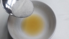 Thêm vào 2/3 muỗng canh nước mắm, 1/2 muỗng canh đường, 1 trái ớt cắt nhỏ.