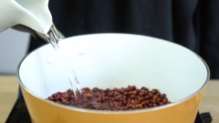 Phần đậu đỏ hầm: Ngâm 100gr đậu đỏ với nước 4 tiếng hoặc qua đêm để đậu được nở mềm, chắt đậu ráo nước. Tiếp theo cho đậu đỏ vào nồi, thêm 300ml nước rồi mở lửa đun sôi, sau đó hạ lửa nhỏ, hầm đậu 45 phút cho mềm (có thể châm thêm nước nếu đậu chưa kịp mềm nước đã cạn). Khi đậu đã mềm, thêm vào nồi 50gr đường, 30gr mật ong, 1 muỗng cà phê vani extract rồi trộn đều, đun sôi sau đó tắt bếp.