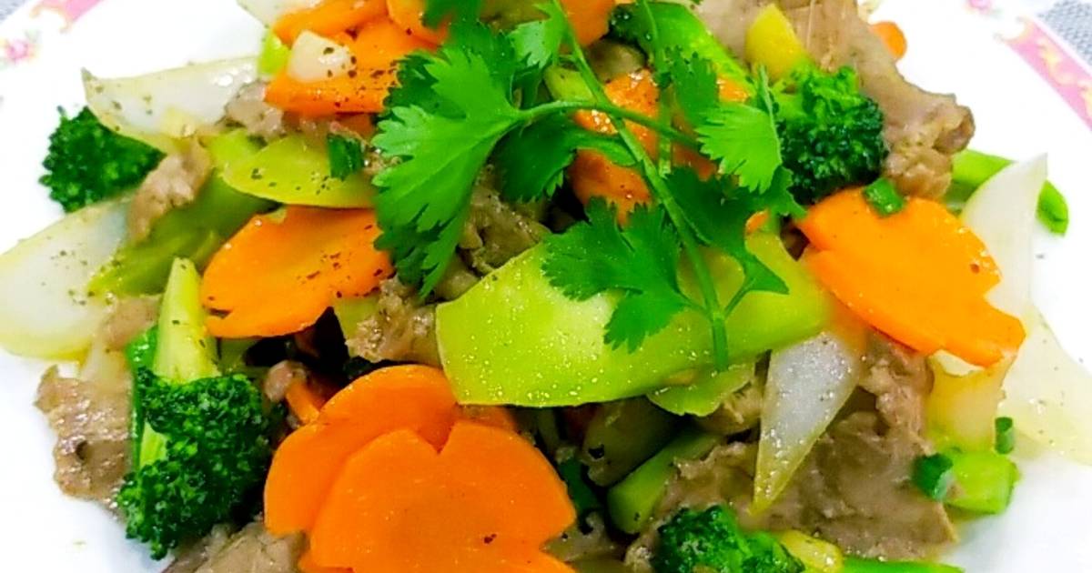 Thịt bò xào hành tây,bông cải xanh và cà rốt