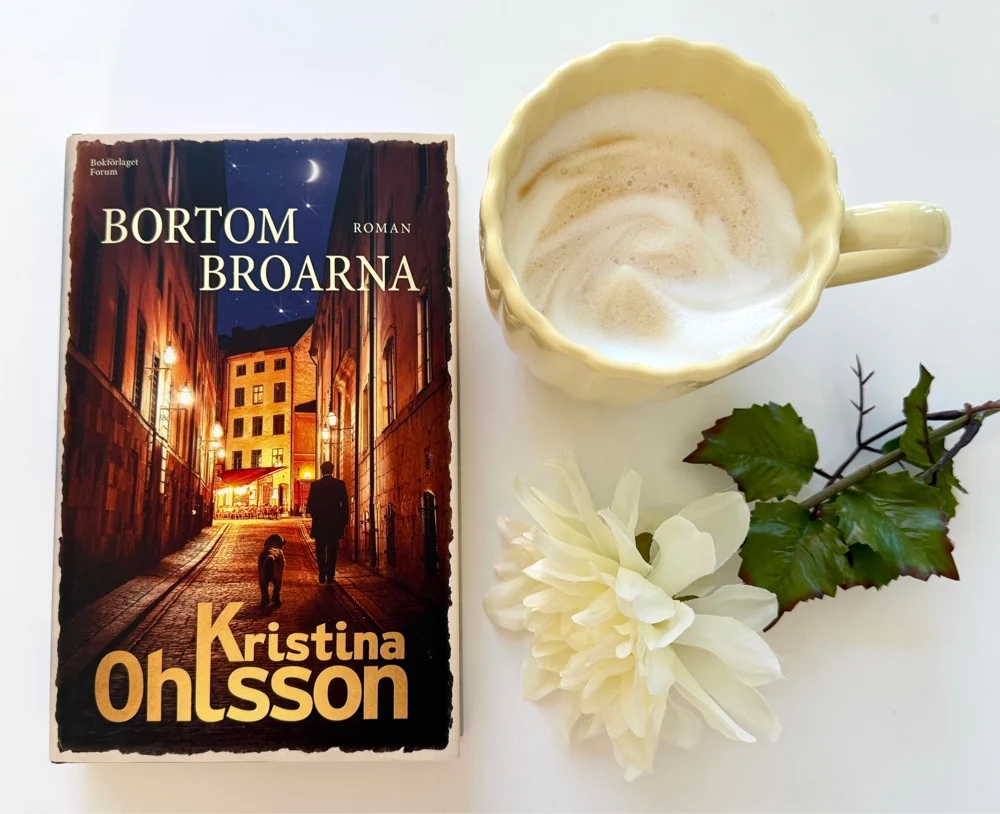 Bortom broarna av Kristina Ohlsson är en fristående roman och en spin-off från böckerna om August Strindberg. Jag har älskat böckerna om August, så det var verkligen roligt att få återvända till det universumet och den här gången lära känna Henrik lite bättre.  Det är kul att få följa Henrik och se honom i en helt annan typ av historia. För Bortom broarna är inte någon deckare, utan en roman med en spännande intrig där både vänskap och kärlek får ta plats.  Jag tyckte om att få lära känna Henrik bättre och att Kristina Ohlsson låter honom få sin egen berättelse. Samtidigt finns känslan från August Strindberg-böckerna kvar, vilket gjorde det extra roligt för mig som tycker så mycket om den serien.  Det här är en spännande och underhållande roman som jag gärna rekommenderar, särskilt till alla oss som redan har blivit förtjusta i världen kring August Strindberg.