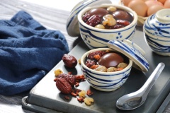 Chỉ vài bước đơn giản đã có ngay món chè hột gà thơm ngon và tốt cho sức khỏe. Chè hột gà ăn nóng hoặc ăn lạnh đều rất ngon. Cuối tuần các bạn hãy vào bếp để làm món tráng miệng thay đổi cho cả nhà nha. Vị nhẫn đắng và mùi thơm của hồng trà hòa quyện vị béo ngậy của trứng gà rất lạ miệng và rất đáng để thử.