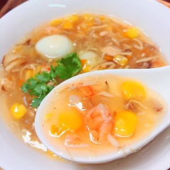 Khi ăn múc súp ra chén (bát), sau đó thêm rau mùi và một ít hạt tiêu. Với cách nấu súp hải sản trứng cút đơn giản mà cực ngon này, cùng với vị thơm từ nấm, vị ngọt đậm đà từ hải sản và các nguyên liệu, thì đây không chỉ là món ăn bổ dưỡng dành cho các bé mà còn là món khai vị trong các mâm cỗ rất hấp dẫn.