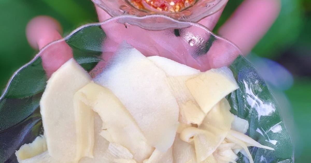 Măng luộc ăn kèm muối ớt chanh