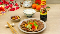 Nếu mỗi năm tết đến xuân về bạn đều quen thuộc với các món bắp bò, thịt heo, tai heo ngâm nước mắm thì năm nay hãy thử đổi vị sang món Bắp bò ngâm nước tương mới lạ này xem nhé! Bắp bò được hấp mềm, ngâm trong nước tương mặn ngọt đậm đà, xen kẻ các hương vị sả gừng giúp bạn ấm bụng hơn khi ăn. Thực hiện theo công thức này để chiêu đãi gia đình vào dịp tết, đảm bảo món Bắp bò ngâm nước tương sẽ là món ăn hết nhanh chóng trong mâm cổ gia đình bạn đấy.