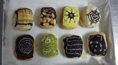 Chocolate đen, trắng, đào, dưa lưới. Hạnh nhân lát đem nướng, kẹo bi nhiều màu để trang trí. Chocolate đun cách thủy hoặc cho vào lò vi sóng cho tan chảy, cho vô túi bắt bông kem kem tạo hình bánh theo ý thích. Chúc các bạn thành công.