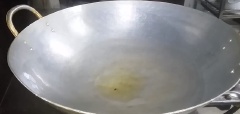 Sử dụng 1 cái chảo lớn, cho nhiều dầu ăn vào chảo đun to lửa láng đều dầu trong lòng chảo để toi chảo. Khi chiên rót dầu trong chảo ra, giữ lại khoảng còn 1-2 muỗng canh. Tiếp theo, đập trứng cho vào nhanh tay đảo cho trứng tơi ra rồi chao cơm vào đảo đều.
