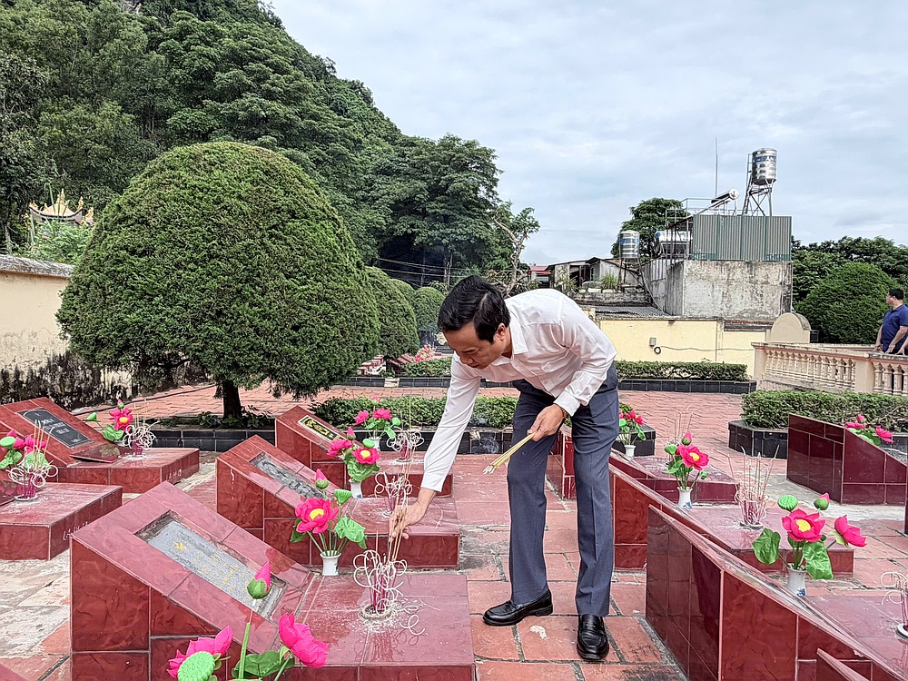 Trường Đại học Tây Bắc dâng hương tưởng niệm các Anh hùng Liệt sĩ tại tỉnh Sơn La