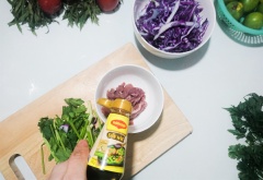 Thịt bò rửa sạch thái lát mỏng vừa ăn, khi mua thịt bạn nên chọn loại thịt nạm có chút mỡ sẽ béo ngon hơn nhé. Ướp thịt bò với tỏi, dầu hào, tiêu và hạt nêm.