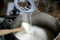 Chế siro bắp vào nồi cacao đường, khuấy hỗn hợp hòa tan đều vào nhau. Thêm 1 muỗng canh tinh chất vani và 1/4 muỗng cà phê muối vào, khuấy liên tục cho đến khi hỗn hợp sôi thì tắt bếp.