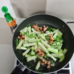 Cho tiếp xúc xích vào xào cùng 1p. Rắc hành lá và ngò rí, thêm xíu tiêu xay. Xóc đều cho hỗn hợp hòa quyện là hoàn tất. Tắt lửa.