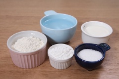Cho 250ml sữa tươi, 35g đường, 30g bột bắp vào nồi khuấy đều tay rồi bắc lên bếp ở lửa vừa. Dùng phới lồng khuấy đều cho đến khi hỗn hợp dẻo mịn như hình thì tắt lửa. Lập tức đổ hỗn hợp ra khuôn có lót màng bọc thực phẩm rồi cho vào ngăn đá khoảng vài giờ đồng hồ để hỗn hợp đông hoàn toàn.