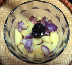 Cho thịt bò, khoai tây và ½ chỗ hành củ đã bằm nhỏ ở trên vào máy xay xay nhỏ.