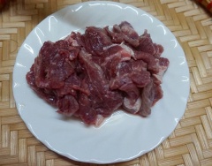 Thịt bò, rửa sạch, để ráo, cắt miếng nhỏ. Khoai tây gọt vỏ, rửa sạch, cắt nhỏ. Hành tím bóc vỏ, rửa sạch, bằm nhỏ.