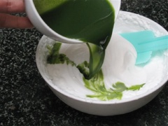 Dùng máy đánh trứng đánh bông kem whipping. Sau đó, nhẹ nhàng trộn đều kem đã đánh với nước cốt trà xanh. Nên chia nước, trộn thành nhiều lần thì hỗn hợp sẽ đều mà không bị chảy.