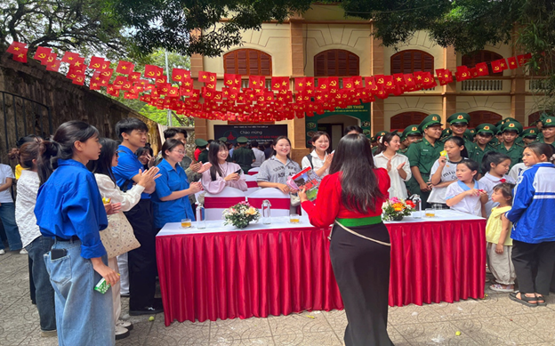 Khoa Khoa học Xã hội tham dự triển lãm chuyên đề “Từ nhà tù Sơn La đến nhà tù Côn Đảo - Địa ngục trần gian”