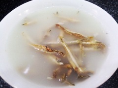 Cá cơm khô mua về đem ngâm vào nước vo gạo khoảng 1 tiếng để cá mềm. Sau đó, bạn rửa sạch cá bằng nước ấm, chú ý rửa kĩ để loại bỏ những chất bẩn, sau đó đổ cá ra rổ để ráo.