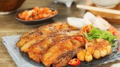 Chuẩn bị thêm một ít “panchan” nhỏ nhỏ ăn kèm như kim chi, salad củ cải, rau xà lách cùng một ít cà rốt dưa leo. Bữa tiệc thịt nướng Hàn Quốc bạn luôn thấy trên phim ảnh nay xuất hiện tại căn bếp gia đình bạn rồi nè. Cả nhà quay quần bên nhau cùng nướng thịt xèo xèo, cùng ăn uống và trò chuyện thật ấm áp và thú vị đúng không? Miếng thịt ba chỉ giòn bên ngoài, mềm bên trong, thấm gia vị đậm đà, kết hợp với các loại rau ăn kèm, chấm miếng nước sốt cay cay, cảm giác thật tuyệt vời đúng không nào.