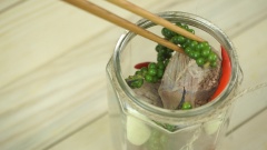 Khi bắp bò và nước mắm nguội thì cho bắp bò vào hũ thủy tinh, thêm tỏi, ớt, tiêu xanh vào. Đổ nước mắm ngập thịt, dùng nắp đậy kín. Để ngoài nhiệt độ phòng trong 4-5 ngày là dùng được. Bảo quản trong tủ lạnh.