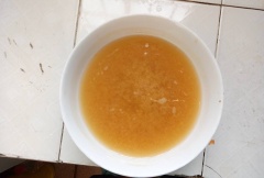 Cho trái cây nguyên liệu đã sơ chế vào máy xay sinh tố. Cho đường, sữa đặc, mật ong, 100ml nước, sữa chua vào. Xay nhuyễn. Có thể cho thêm độ ngọt như đường, sữa đặc, mật ong. Ở đây độ ngọt là vừa phải.