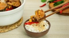 Món cá kho kiểu Thái càng đậm đà và đặc biệt hơn khi cho thêm tóp mỡ chiên giòn vào dùng chung. Bạn nhớ lưu công thức lại để thực hiện cho cả nhà bữa cơm nóng hổi hấp dẫn này nhé!