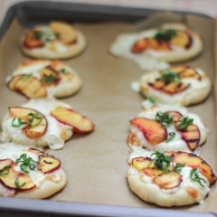 Vậy là hoàn thành rồi, bạn rắc lá húng quế thái nhỏ lên và thưởng thức thôi nào. Món pizza mini không hề tốn thời gian của bạn. Chỉ cần đủ nguyên liệu thì mẻ pizza gần nhất sẽ xong nhanh chóng chưa đầy 20 phút, thích hợp cho các bạn bạn rộn thường xuyên.