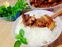 Sườn non giả cầy với những miếng sườn nấu chín béo thơm, ngấm đều gia vị sả, mắm tôm, nước mắm... vị ngon đậm đà đưa cơm số dách. Thích cho những bữa cơm trời lạnh.