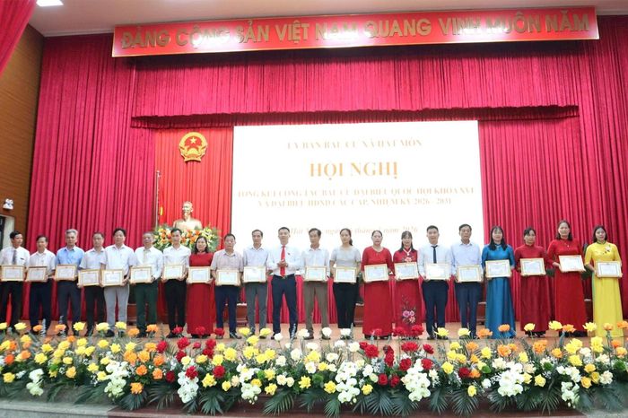 Xã Hát Môn khen thưởng tập thể, cá nhân xuất sắc trong công tác bầu cử - Đài Phát thanh và truyền hình Hà Nội