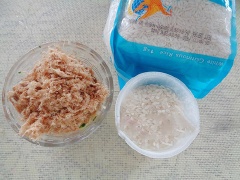 Cơm ấm trộn chung với tỏi băm, 1/2 muỗng cà phê muối và 1 muỗng cà phê đường. Sau đó cho lên màng bọc thực phẩm cán hơi mỏng rồi cắt khoanh tròn (bạn có thể dùng khuôn hay miệng ly nước để cắt). Xếp từng khoanh gạo lên khay phơi nắng thật khô hay sấy khô trong lò ở nhiệt độ 100 độ C.