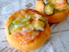 Hương bánh thơm thơm từ tận bên trong nhé! Chắc hẳn sẽ giống mùi vị của bánh pizza lắm đây!