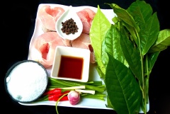 Cá lóc ướp nước mắm, hành tím, ớt băm nhuyễn, tiêu khoảng 15 phút cho cá ngấm gia vị. Sau đó nướng sơ trong lò 15 phút cho se khô 2 mặt cá(hoặc phơi nắng gắt trong vòng 2 giờ). Phần lá trà già hãm với nước sôi, lấy nước cốt đặc, còn với lá non thì cắt nhỏ.
