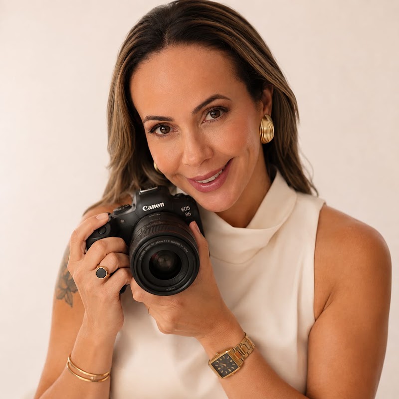 Geliane Brum, fotógrafa, segurando uma câmera Canon EOS R6
