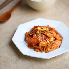 Nếu thích ẩm thực Hàn Quốc thì bạn sẽ không thể bỏ qua món Chả cá hàn quốc xào cay thơm này nhé! Chả cá dai dai, vị béo, cay thơm, mặn ngọt rất đậm đà. Đặc biệt có được một màu ám đỏ rất bắt mắt.